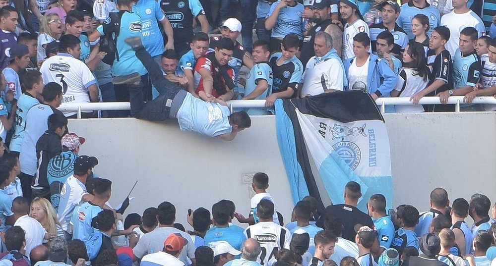 El hincha de Belgrano fue arrojado por una bocana del estadio. MundoDcomar