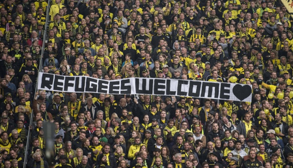 Hinchas del Borussia Dortmund dan la bienvenida a los refugiados. Twitter