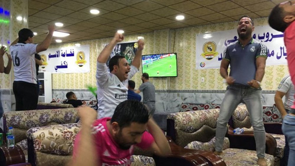 Hinchas del Madrid en Irak celebran la victoria del equipo blanco en la Champions League. AFP