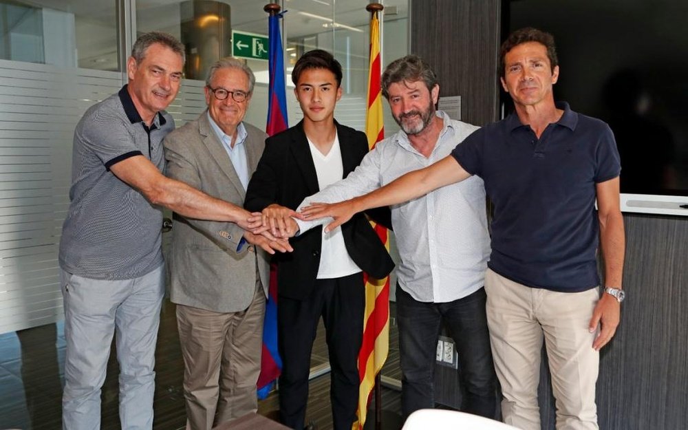 Hiroki Abe firmó su contrato con el Barcelona. FCBarcelonaB