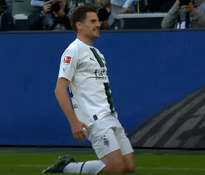 Hoffman celebra uno de sus dos goles al Leipzig. Captura/Youtube/Bundesliga