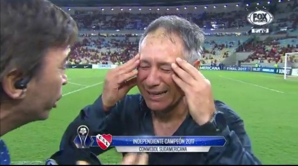 Holan, llorando tras ganar la Copa Sudamericana. Captura/Fox