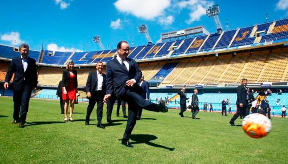 Hollande no pudo resistir jugar con un balón sobre el césped de La Bombonera. Twitter