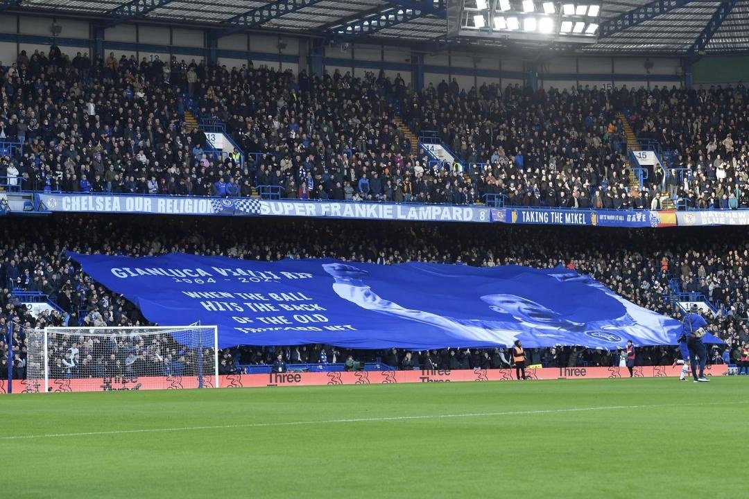 Stamford Bridge homenajeó a Gianluca Vialli en la previa del Chelsea-Crystal Palace. EFE