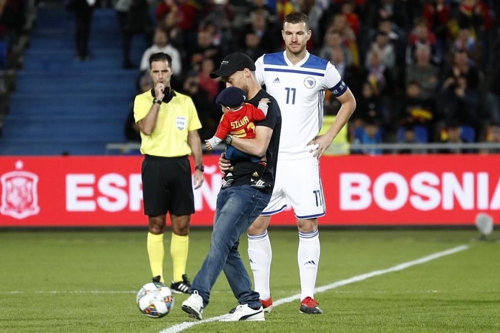 Silva realizó el saque de honor. Twitter/SeFutbol