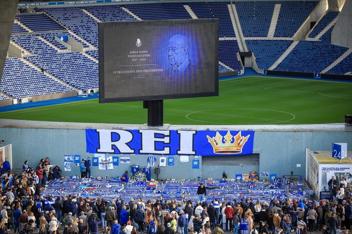 Jogadores do Porto prestam homenagem a Pinto da Costa em partida contra o Farense. EFE