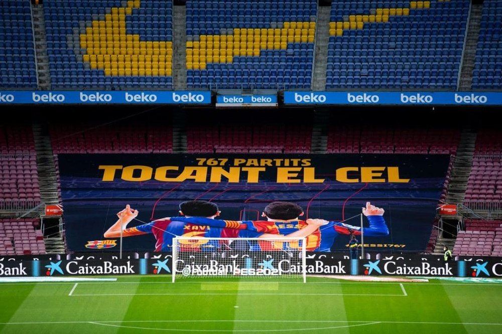 La pancarta del Barcelona en homenaje a Messi y Xavi Hernández. Twitter/FCBarcelona_es