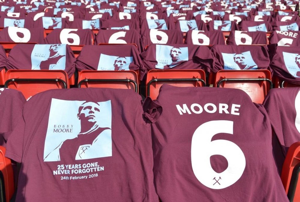 Anfield homenajeará a Bobby Moore. ESPNFC