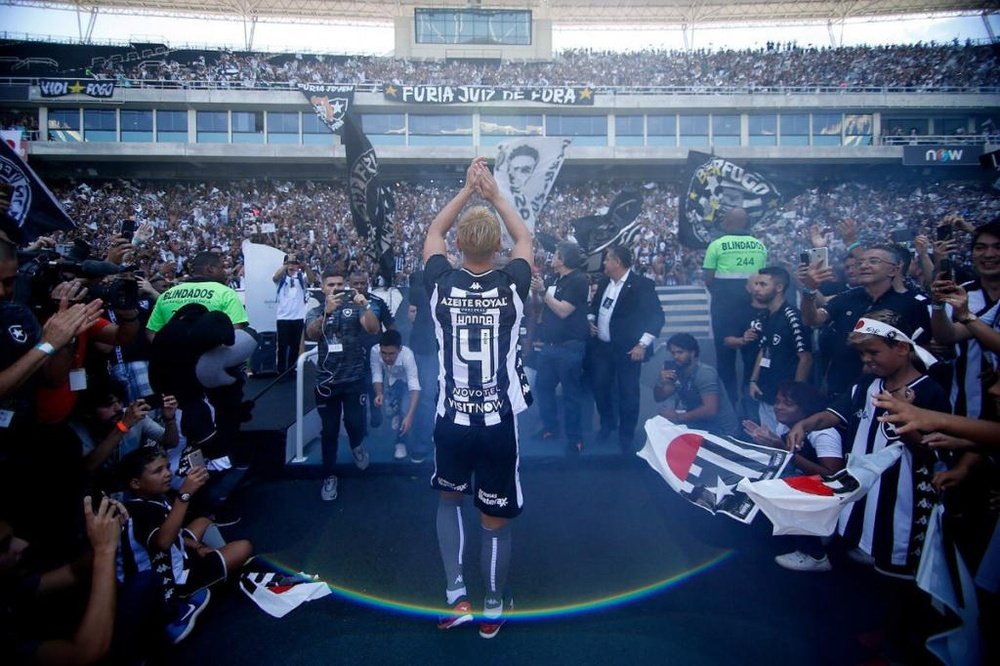 Honda é recebido por multidão de botafoguenses. Vitor Silva/Botafogo