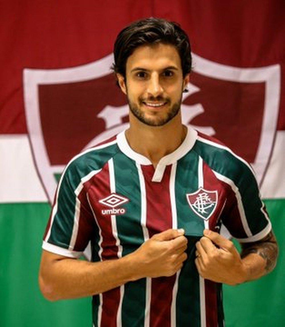 Hudson posa com a nova camisa do Fluminense para a temporada 2020. Twitter @Fluminense