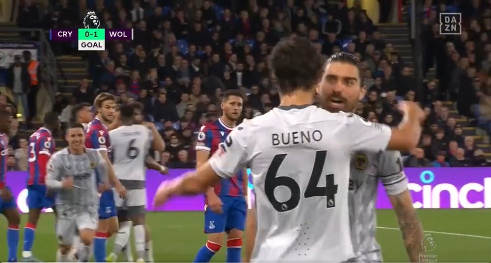 Hugo Bueno, el gallego que calienta la Premier. Captura/DAZN