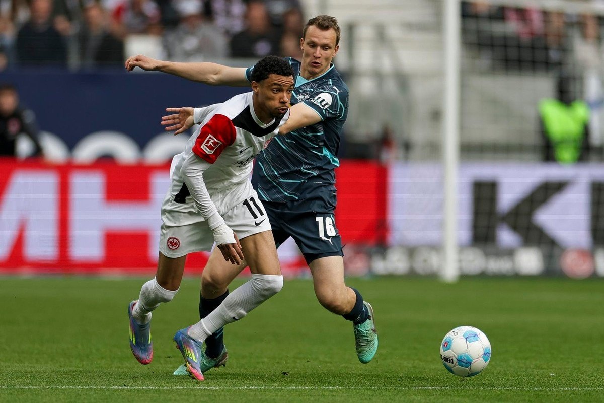 Chelsea look to address their pressing need for a striker. EFE