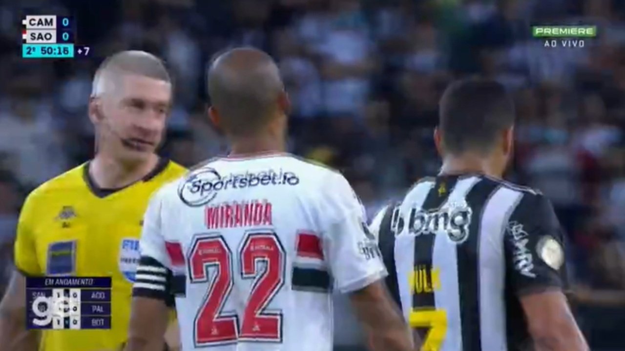 On matchday 16 of the Brazilian League, Hulk became angry with the referee of the Atletico Mineiro-Sao Paulo match, Anderson Daronco, who allegedly threatened him during the match.