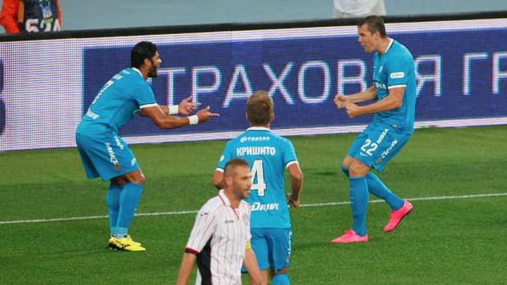 Hulk celebra con Dzyuba el tanto anotado por este último, en el Zenit-Amkar Perm. Twitter
