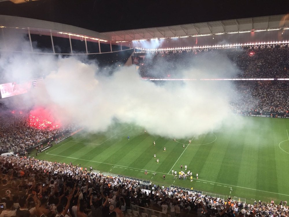 El humo de las bengalas obligó a detener el Corinthians-Fluminense. Captura/Corinthians