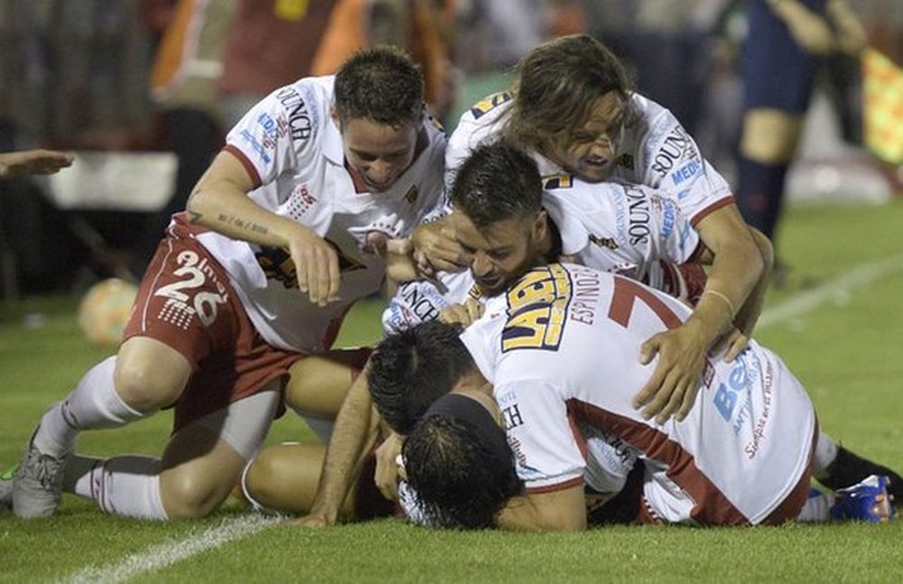 Huracán celebra uno de los goles que le dio el pase a la final de la Copa Sudamericana. Twitter.