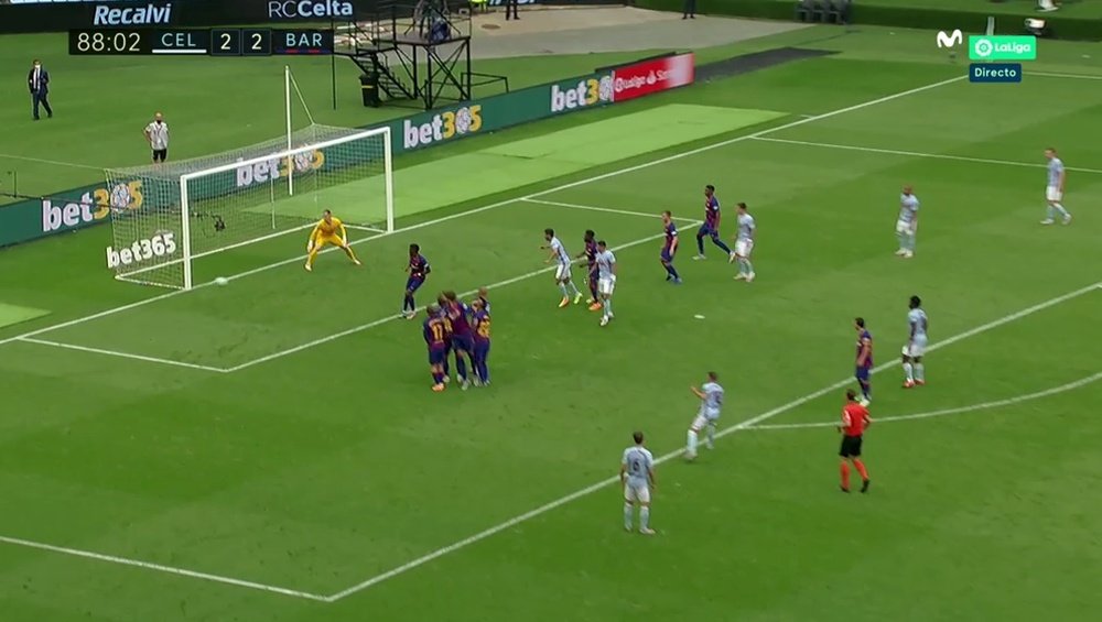 Iago Aspas marcou gol de falta contra o Barcelona. Captura/Movistar+