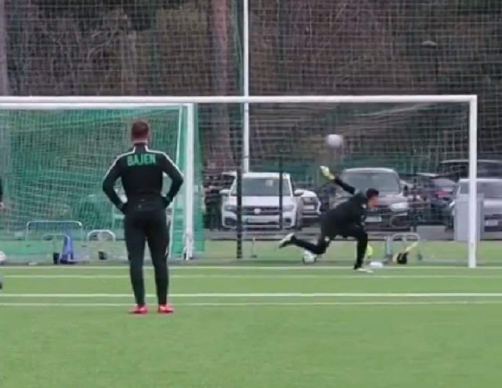 Ibrahimovic marca golaços em treino com Hammarby. Captura/HammarbyFotboll