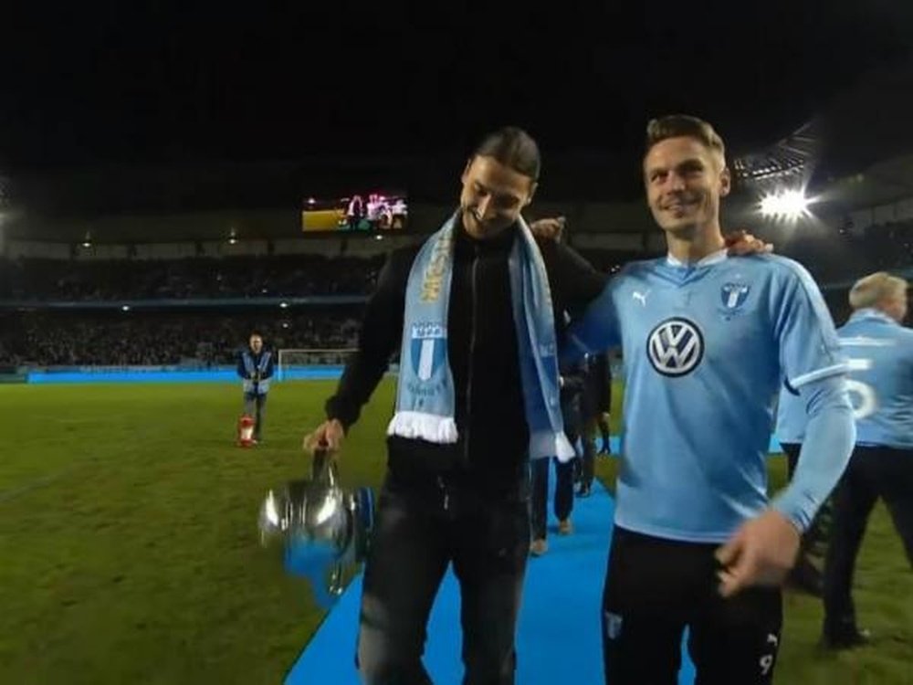 Ibrahimovic le entregó el trofeo al capitán del Mälmo. Captura/Youtube