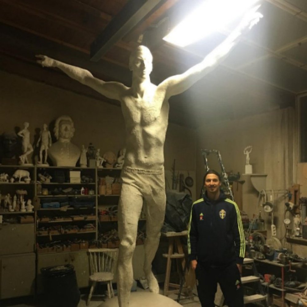 Ibrahimovic next to his statue. Iamzlatanibrahimovic/Instagram