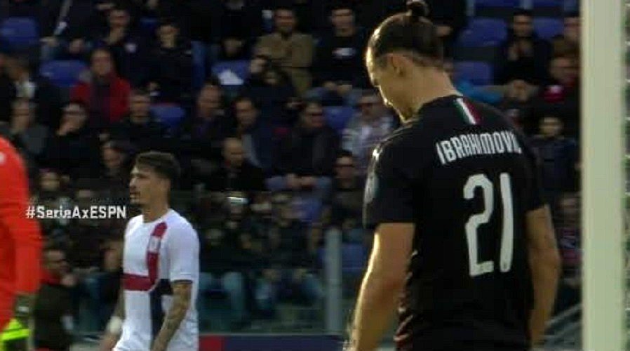 Ibra se estrenó, hizo el segundo... pero se lo anularon