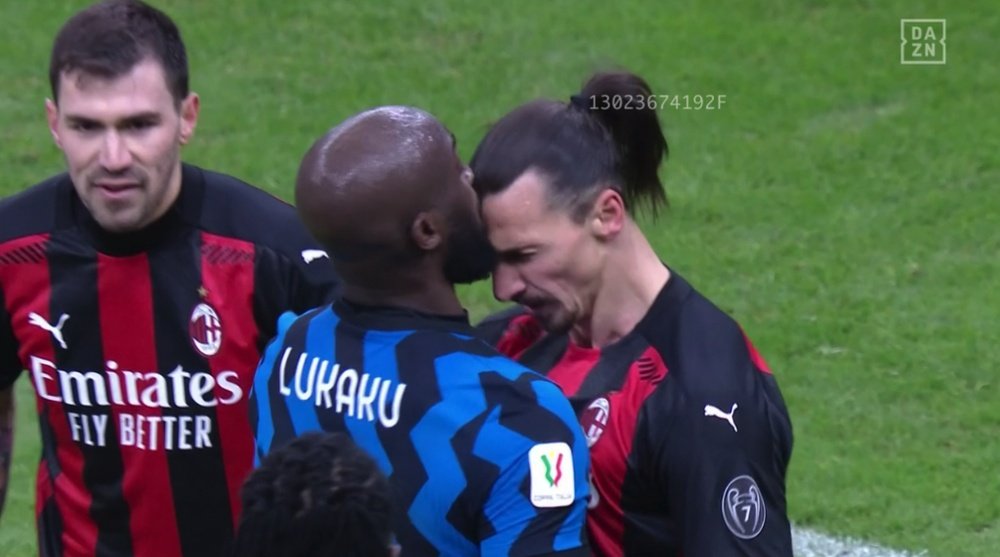 Ibrahimovic e Lukaku se envolveram em forte discussão no jogo entre Inter e Milan. Captura/DAZN