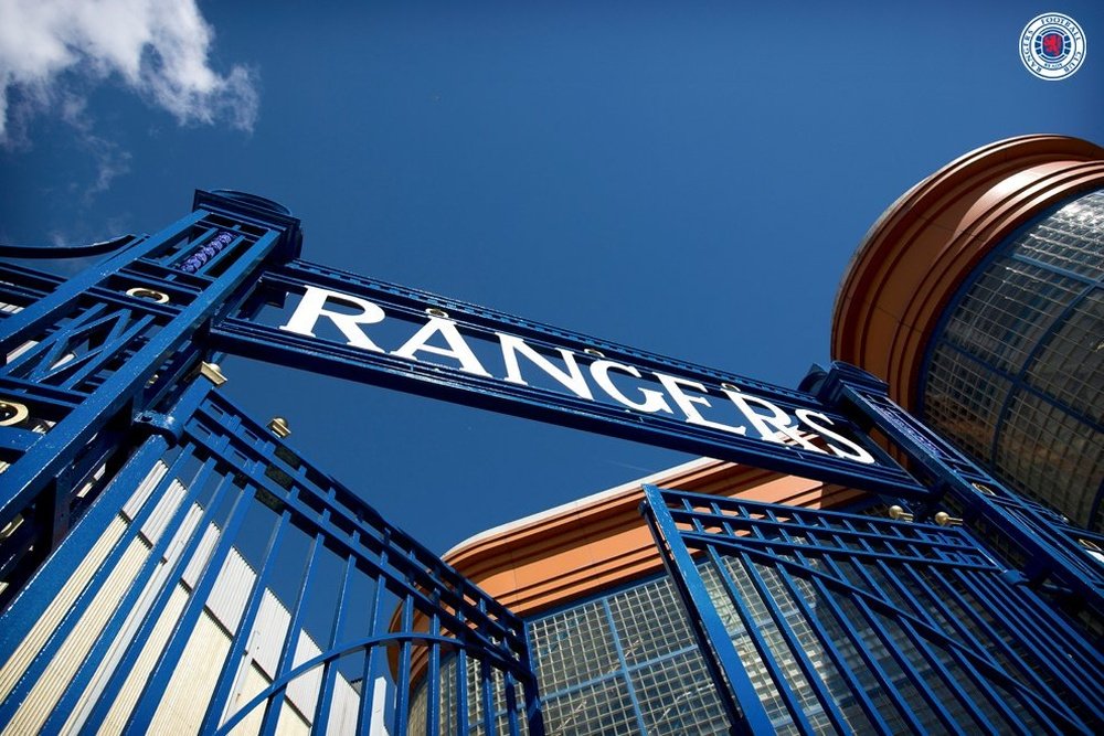 La UEFA ordenó el cierre parcial del estadio del Rangers por racismo. RangersFC