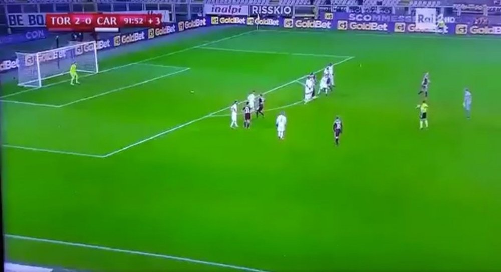El portero del Torino casi marca el gol de la jornada. Captura/Rai2