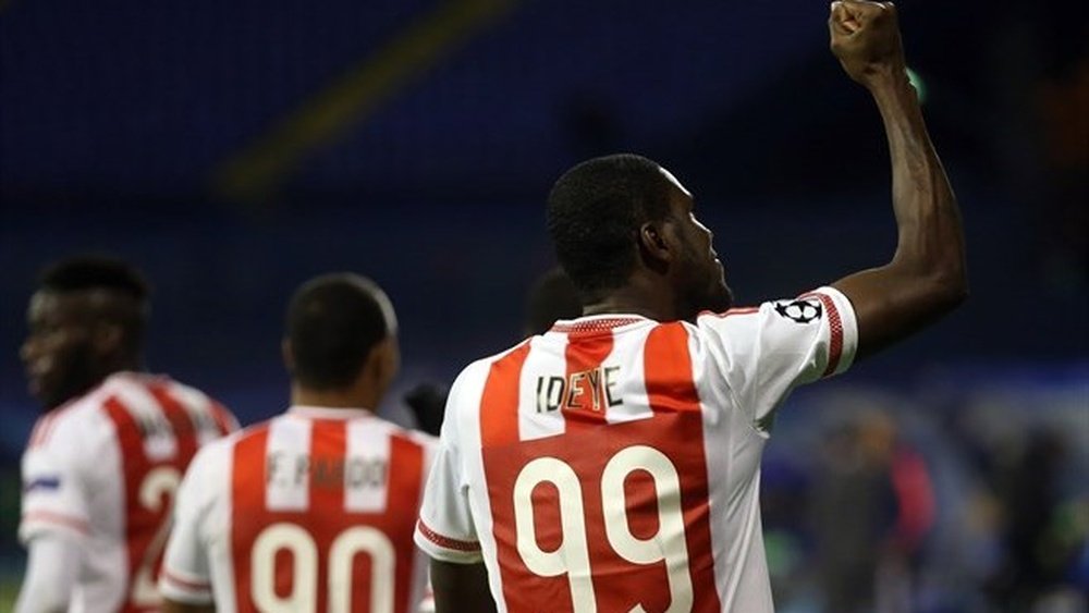 Ideye celebra su tanto, el único de la noche en la victoria por 0-1 del Olympiakos ante el Dinamo, en Zagreb. UEFA