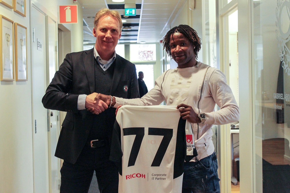 Igboananike posó con su nueva camiseta. Örebro