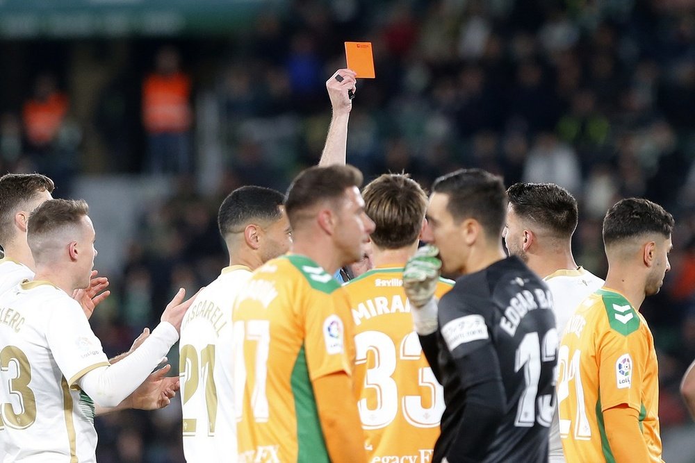 Iglesias Villanueva expulsa a Lisandro Magallán, del Elche (2). EFE / Manuel Lorenzo