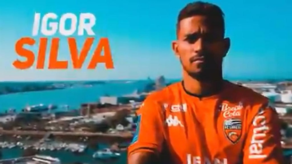 Igor Silva ya luce la camiseta de su nuevo equipo. Captura/FCLorient