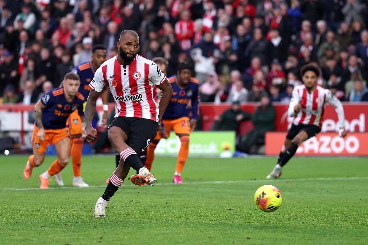 Continua la crisi del Newcastle, che questa domenica era passato in vantaggio, ma è stato rimontato da un Brentford che, grazie a un incontenibile Igor Thiago, autore di una doppietta, inizia a guardare verso l'alto.