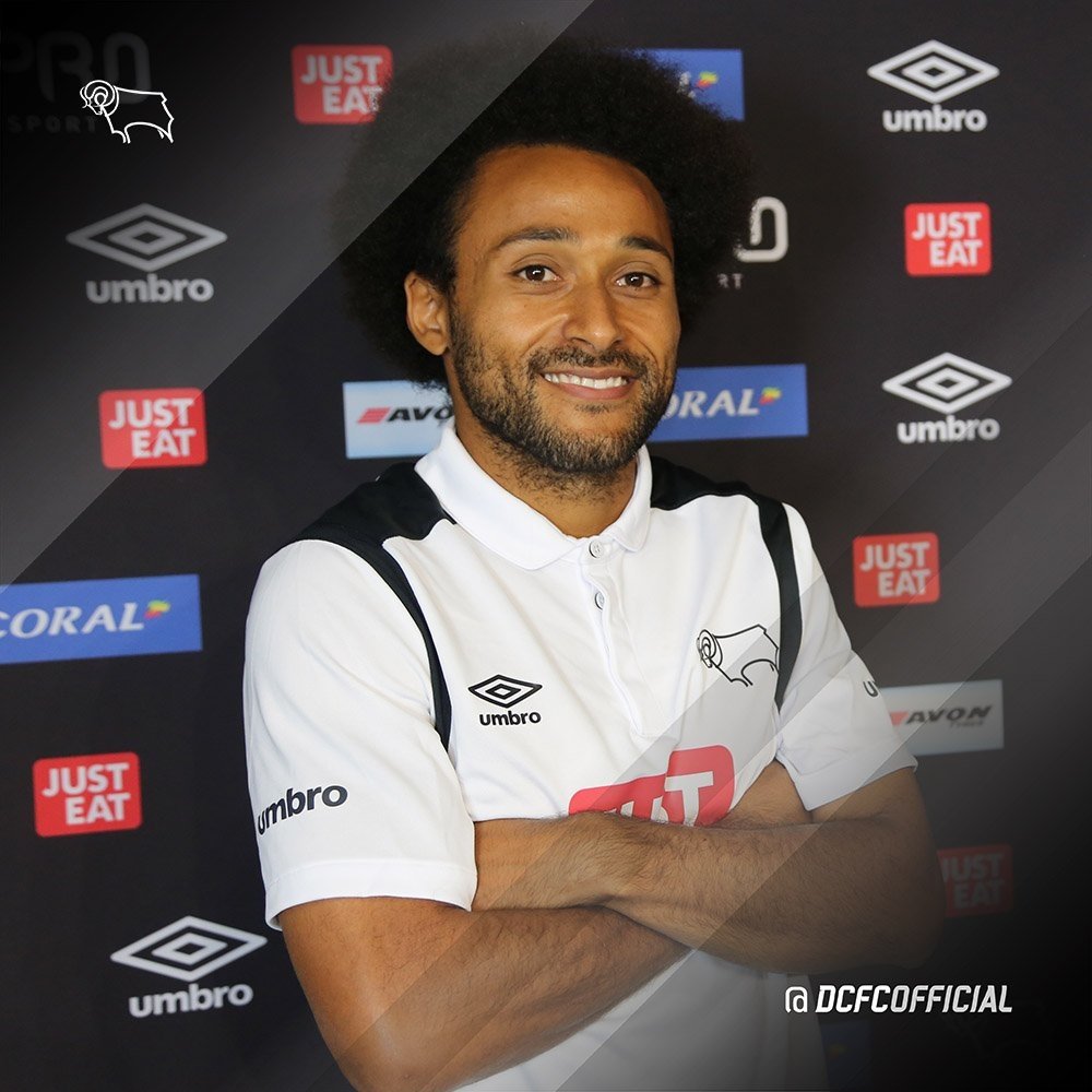 Ikechi Anya posa con la nueva camiseta del Derby County. @dcfcofficial