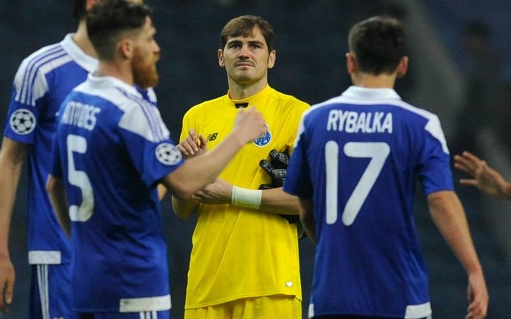 Iker Casillas, con gesto contrariado, tras fallar con estrépito en el segundo gol del Dinamo de Kiev. Twitter
