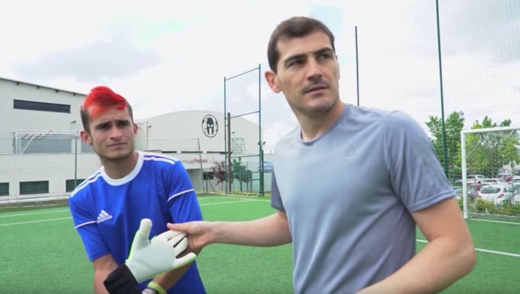 Casillas aceptó el reto de este youtuber. Captura/Delantero09
