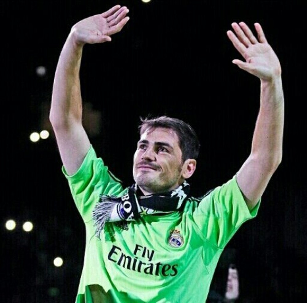 Iker Casillas saluda al público tras obtener un título con el Real Madrid. Twitter.