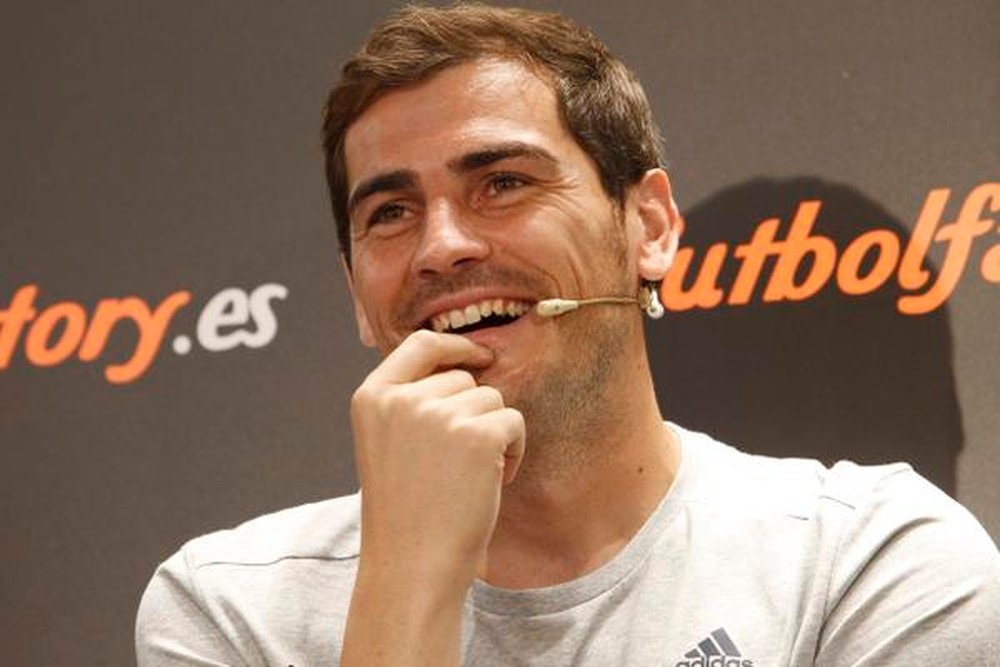 Iker Casillas se ríe durante un acto publicitario. Twitter