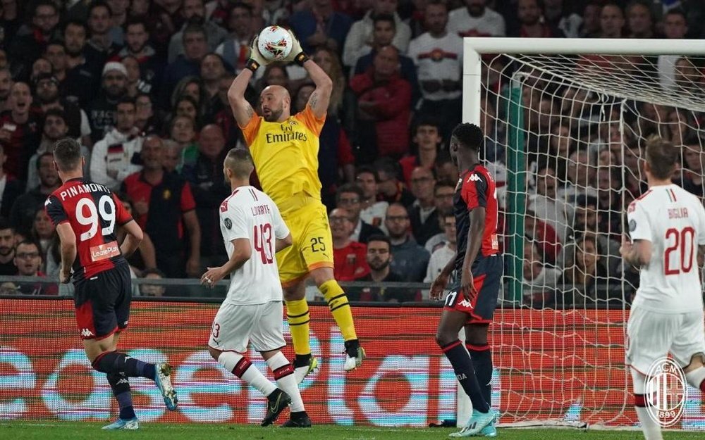 Reina saves late penalty as struggling AC Milan beat Genoa. Milan