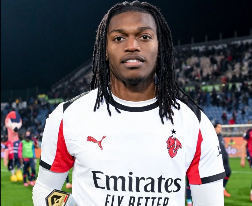 Le Milan s'éveille en seconde période : Leão décisif à Cagliari, les Rossoneri s'emparent de la tête