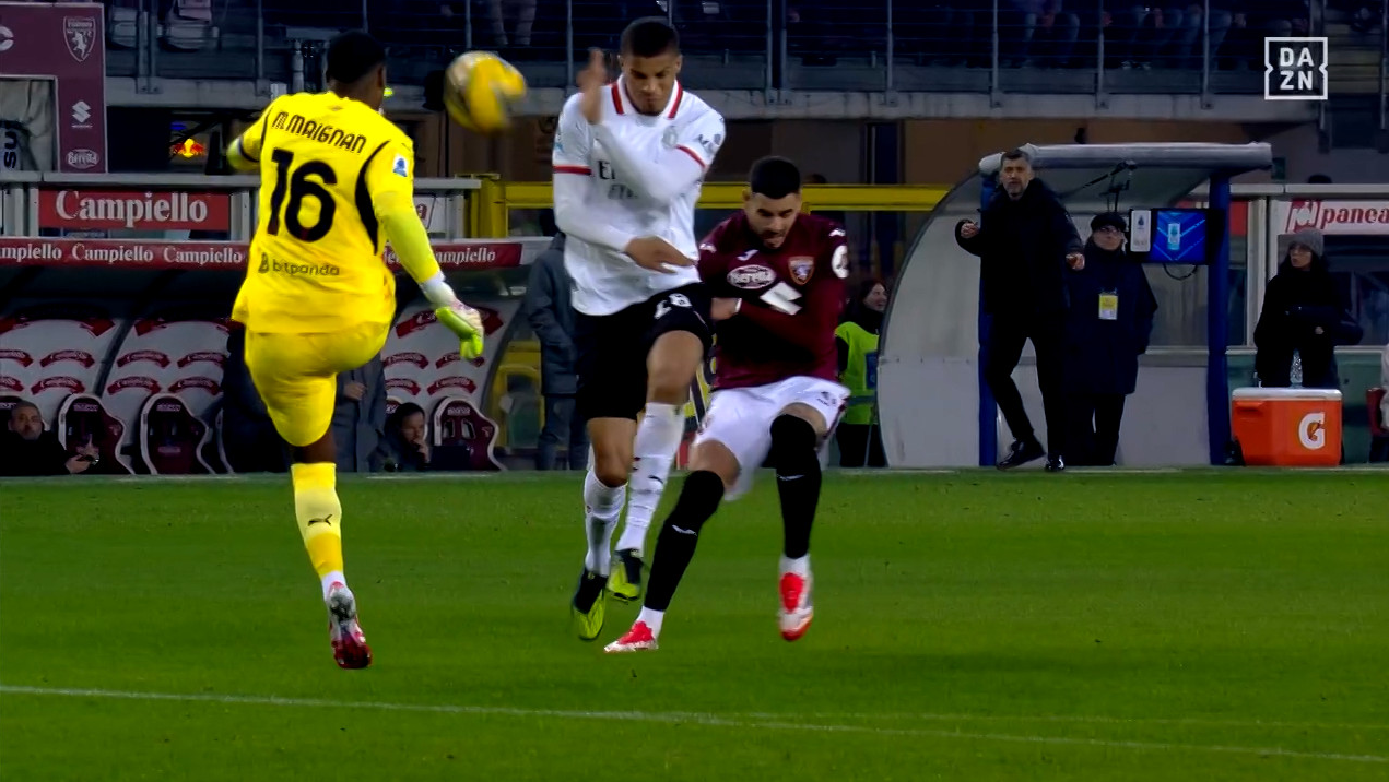 L'autogol più clamoroso del weekend vede protagonisti Maignan e Thiaw