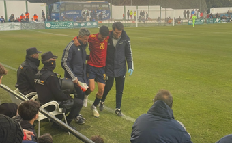 Ilias Akomach se marchó lesionado con la Sub 19 de España. Captura/DvdPicon