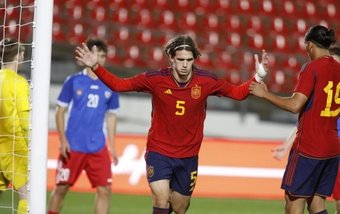 La Selección Española Sub 19 comenzó con buen pie su andadura en la fase de clasificación para el próximo Europeo con su victoria por goleada a Moldavia (5-0). Yarek Gasiorowski fue el gran protagonista del choque con un 'hat trick'.