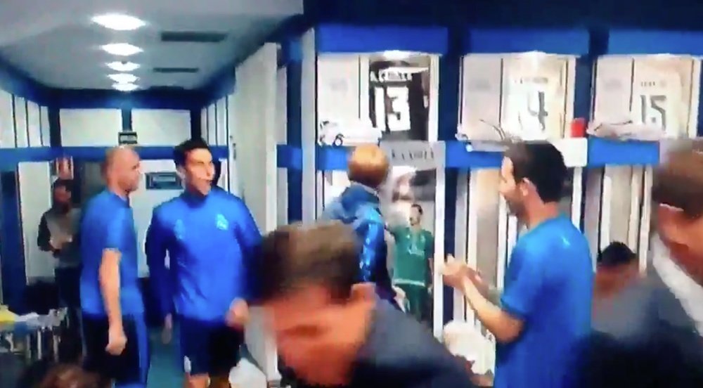 Arbeloa entró animando al vestuario tras la victoria ante el Wolfsburgo. RealMadridTV