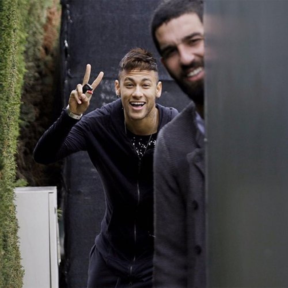 Arda Turan despide a Neymar. Instagram/ArdaTuran