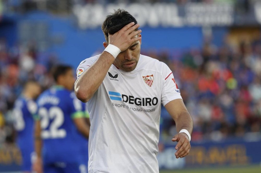 El lateral del Sevilla FC, Marcos Acuña, ha pedido disculpas por su expulsión ante el Celta. EFE