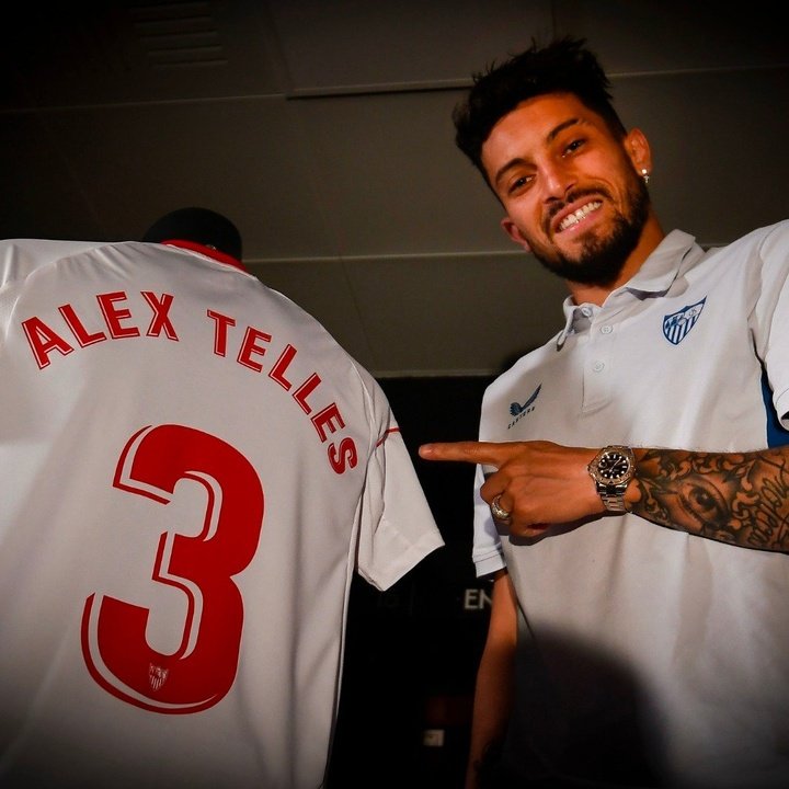 OFFICIAL: Alex Telles joins Sevilla on loan