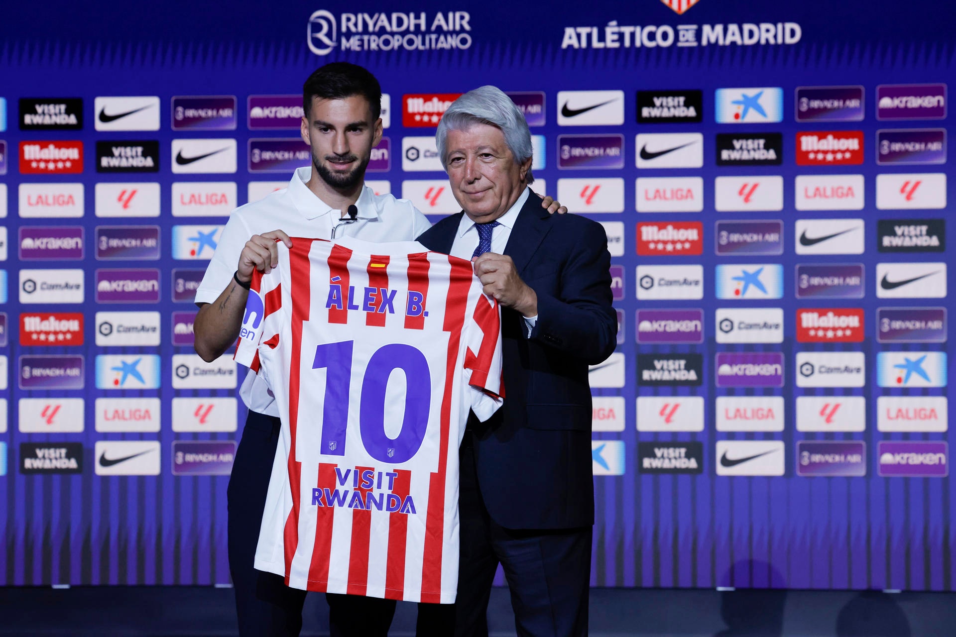 Baena fue presentado como jugador del Atlético. EFE
