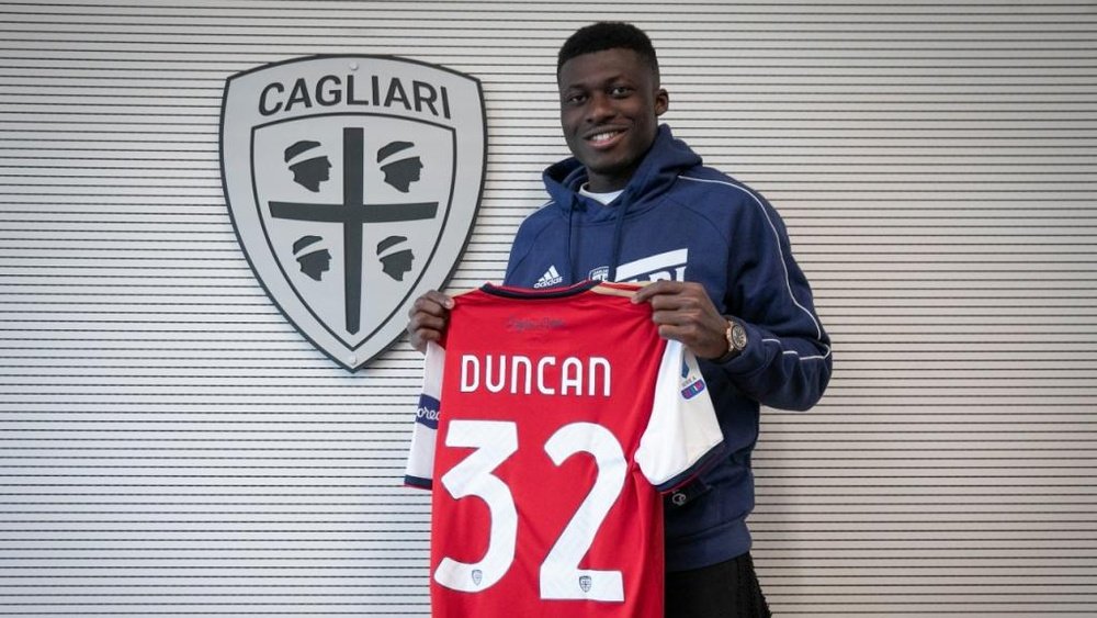 Duncan in prestito al Cagliari. Twitter/CagliariCalcio