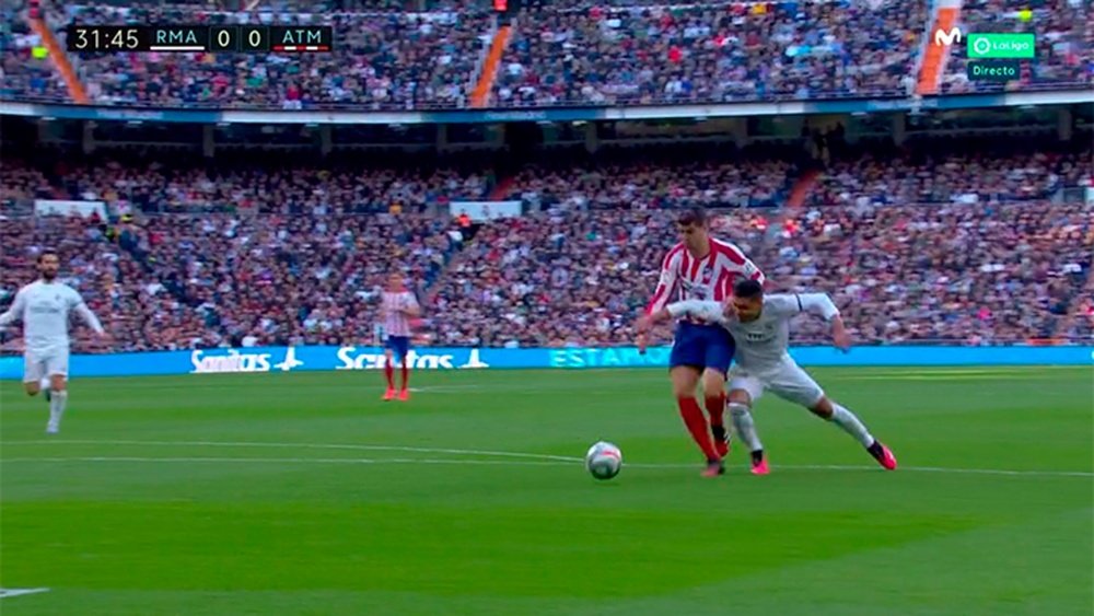 Alvaro Morata wanted a penalty for a foul by Casemiro. Captura/Movistar